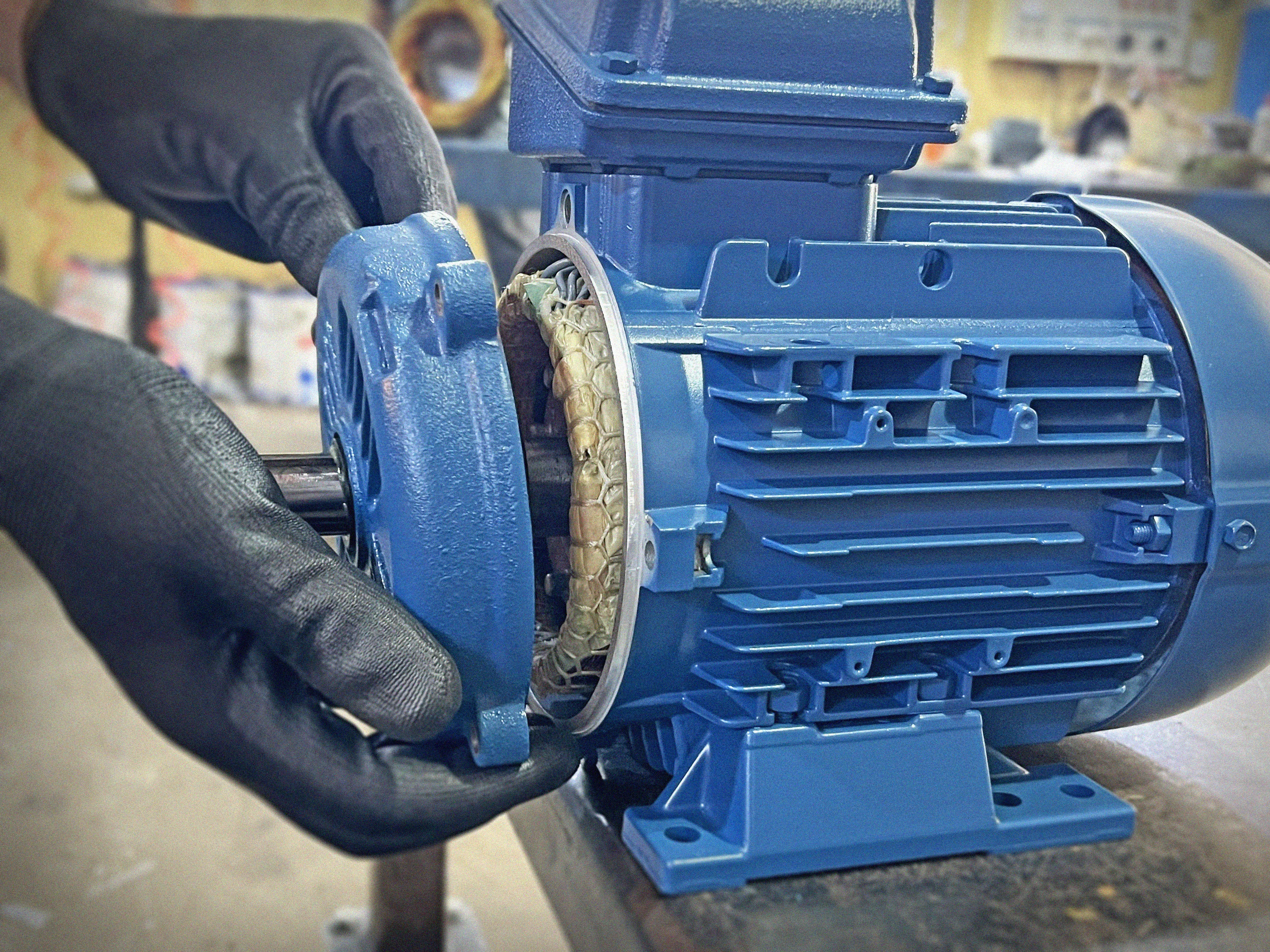 Reparación de motor eléctrico a prueba de explosión en taller